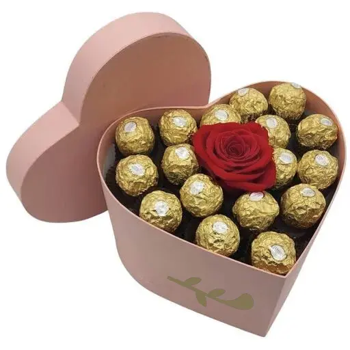 Caja corazon con chocolates y rosa roja